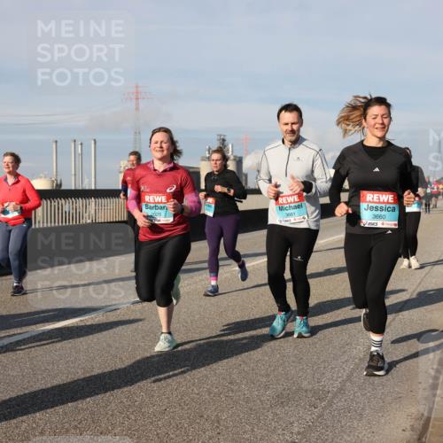 03.10.2025 - Köhlbrandbrückenlauf Lena Gebhardt http://msf.ph/oto/9078980 03.10.2025 10:03:16 Position 2 2028, 3661, 3660 meine-sportfotos.de