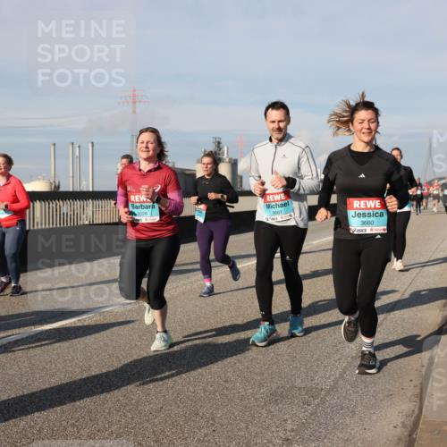 03.10.2025 - Köhlbrandbrückenlauf Lena Gebhardt http://msf.ph/oto/9078985 03.10.2025 10:03:16 Position 2 2028, 3661, 3660 meine-sportfotos.de