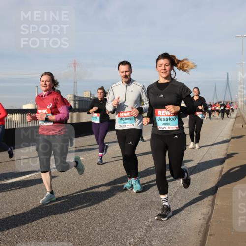 03.10.2025 - Köhlbrandbrückenlauf Lena Gebhardt http://msf.ph/oto/9078990 03.10.2025 10:03:16 Position 2 3661, 3660 meine-sportfotos.de