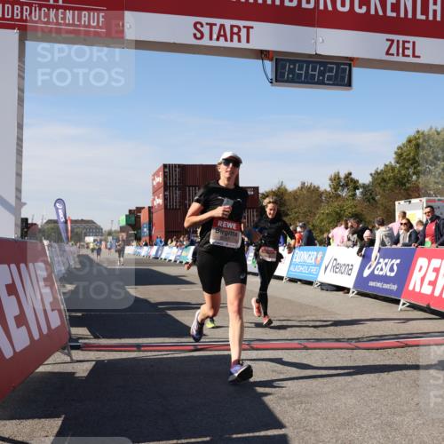 03.10.2025 - Köhlbrandbrückenlauf Lena Gebhardt http://msf.ph/oto/9078992 03.10.2025 13:44:28 Ziel 5904, 5905, 6257, 6258 meine-sportfotos.de