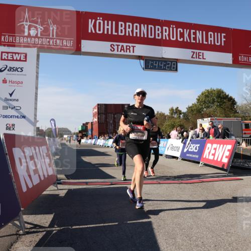 03.10.2025 - Köhlbrandbrückenlauf Lena Gebhardt http://msf.ph/oto/9078999 03.10.2025 13:44:28 Ziel 5904, 5905, 6257, 6258 meine-sportfotos.de