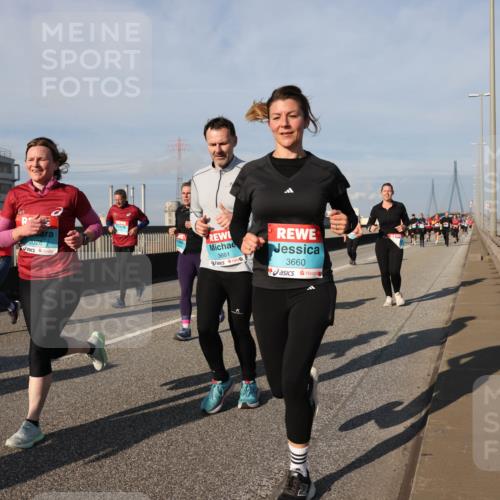 03.10.2025 - Köhlbrandbrückenlauf Lena Gebhardt http://msf.ph/oto/9079000 03.10.2025 10:03:17 Position 2 20287, 3661, 3660 meine-sportfotos.de