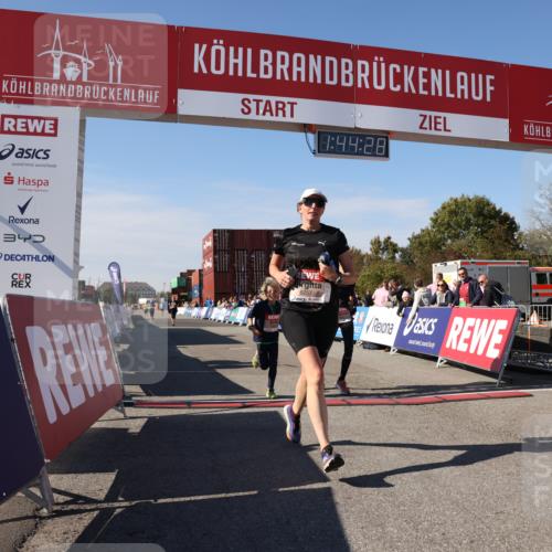 03.10.2025 - Köhlbrandbrückenlauf Lena Gebhardt http://msf.ph/oto/9079007 03.10.2025 13:44:28 Ziel 5904, 5905, 6257, 6258 meine-sportfotos.de