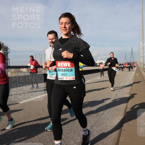 03.10.2025 - Köhlbrandbrückenlauf Lena Gebhardt http://msf.ph/oto/9079011 03.10.2025 10:03:17 Position 2 2028, 3661, 3660 meine-sportfotos.de