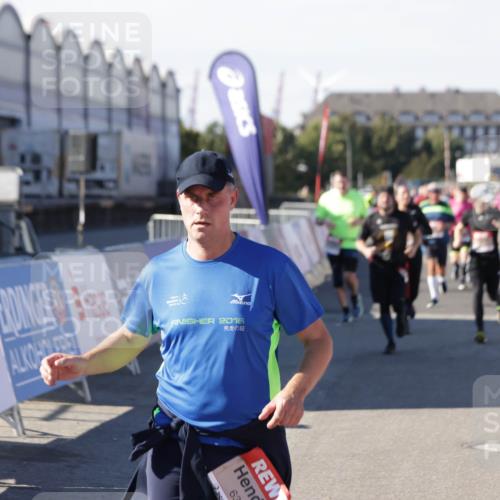 03.10.2025 - Köhlbrandbrückenlauf Jannik Wohlers http://msf.ph/oto/9079012 03.10.2025 13:17:38 Ziel 4012, 4410, 4645, 4746, 4818, 5339, 5906, 5909, 6069, 6331, 6388, 6710 meine-sportfotos.de