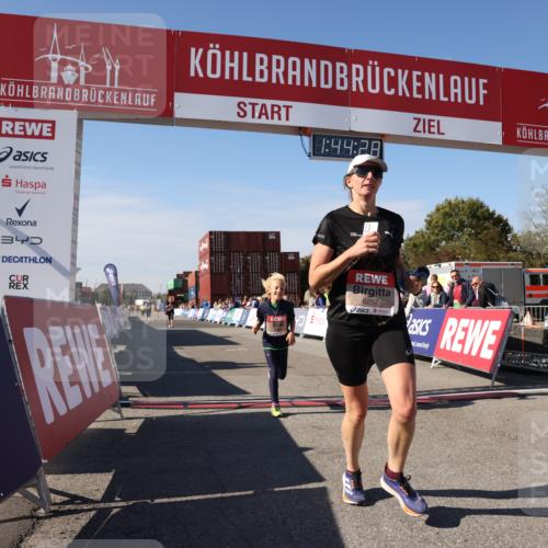 03.10.2025 - Köhlbrandbrückenlauf Lena Gebhardt http://msf.ph/oto/9079014 03.10.2025 13:44:28 Ziel 5904, 5905, 6257, 6258 meine-sportfotos.de
