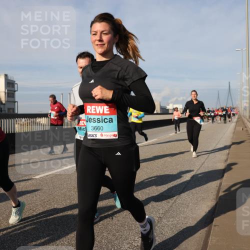 03.10.2025 - Köhlbrandbrückenlauf Lena Gebhardt http://msf.ph/oto/9079015 03.10.2025 10:03:17 Position 2 2028, 3660 meine-sportfotos.de