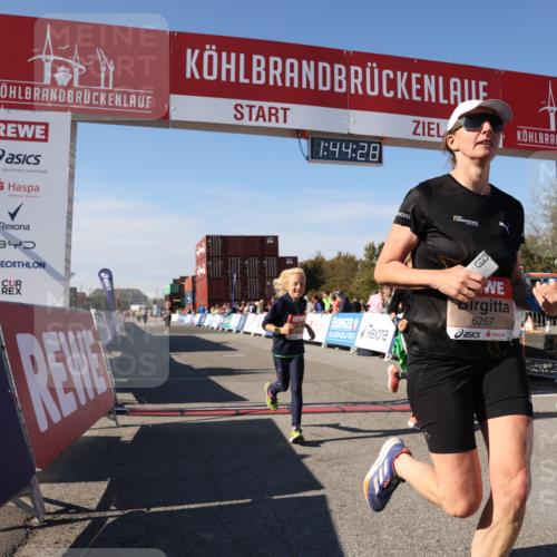 03.10.2025 - Köhlbrandbrückenlauf Lena Gebhardt http://msf.ph/oto/9079022 03.10.2025 13:44:29 Ziel 5904, 5905, 6257, 6258 meine-sportfotos.de