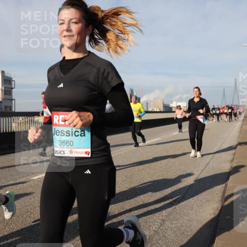 03.10.2025 - Köhlbrandbrückenlauf Lena Gebhardt http://msf.ph/oto/9079024 03.10.2025 10:03:17 Position 2 3660 meine-sportfotos.de