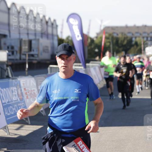 03.10.2025 - Köhlbrandbrückenlauf Jannik Wohlers http://msf.ph/oto/9079029 03.10.2025 13:17:39 Ziel 4012, 4410, 4645, 4746, 4818, 5339, 5906, 5909, 6069, 6331, 6388, 6704, 6710 meine-sportfotos.de