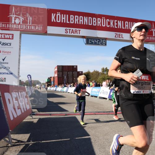 03.10.2025 - Köhlbrandbrückenlauf Lena Gebhardt http://msf.ph/oto/9079030 03.10.2025 13:44:29 Ziel 5904, 5905, 6257, 6258 meine-sportfotos.de