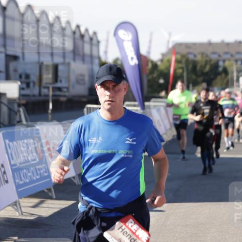 03.10.2025 - Köhlbrandbrückenlauf Jannik Wohlers http://msf.ph/oto/9079045 03.10.2025 13:17:39 Ziel 4012, 4410, 4645, 4746, 4818, 5339, 5906, 5909, 6069, 6331, 6388, 6704, 6710 meine-sportfotos.de
