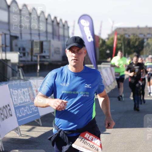 03.10.2025 - Köhlbrandbrückenlauf Jannik Wohlers http://msf.ph/oto/9079057 03.10.2025 13:17:39 Ziel 4012, 4410, 4645, 4746, 4818, 5339, 5906, 5909, 6069, 6331, 6388, 6704, 6710 meine-sportfotos.de