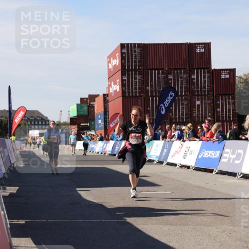 03.10.2025 - Köhlbrandbrückenlauf Lena Gebhardt http://msf.ph/oto/9079062 03.10.2025 13:44:35 Ziel 5696, 5904, 5905, 5919, 6257, 6258 meine-sportfotos.de