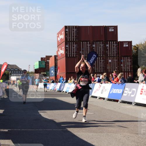 03.10.2025 - Köhlbrandbrückenlauf Lena Gebhardt http://msf.ph/oto/9079076 03.10.2025 13:44:36 Ziel 5696, 5904, 5905, 5919, 6257 meine-sportfotos.de
