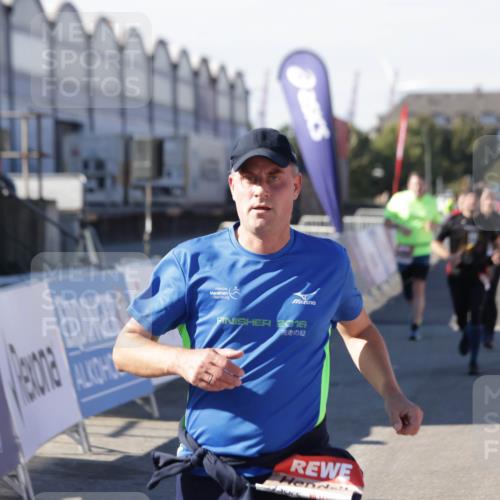03.10.2025 - Köhlbrandbrückenlauf Jannik Wohlers http://msf.ph/oto/9079078 03.10.2025 13:17:39 Ziel 4012, 4410, 4645, 4746, 4818, 5339, 5906, 5909, 6069, 6331, 6388, 6704, 6710 meine-sportfotos.de