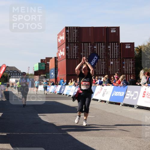 03.10.2025 - Köhlbrandbrückenlauf Lena Gebhardt http://msf.ph/oto/9079083 03.10.2025 13:44:36 Ziel 5696, 5904, 5905, 5919, 6257 meine-sportfotos.de