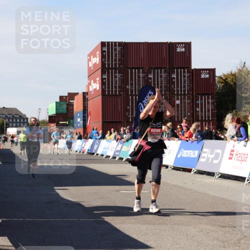 03.10.2025 - Köhlbrandbrückenlauf Lena Gebhardt http://msf.ph/oto/9079094 03.10.2025 13:44:36 Ziel 5696, 5904, 5905, 5919, 6257 meine-sportfotos.de
