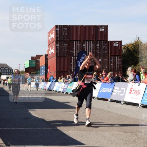 03.10.2025 - Köhlbrandbrückenlauf Lena Gebhardt http://msf.ph/oto/9079105 03.10.2025 13:44:36 Ziel 5696, 5904, 5905, 5919, 6257 meine-sportfotos.de