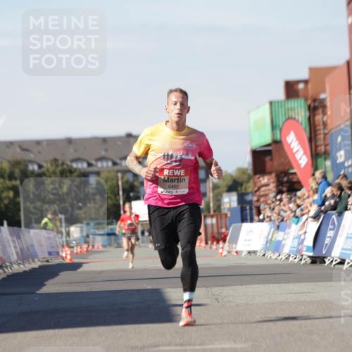03.10.2025 - Köhlbrandbrückenlauf Jannik Wohlers http://msf.ph/oto/9079112 03.10.2025 12:49:33 Ziel 6482 meine-sportfotos.de