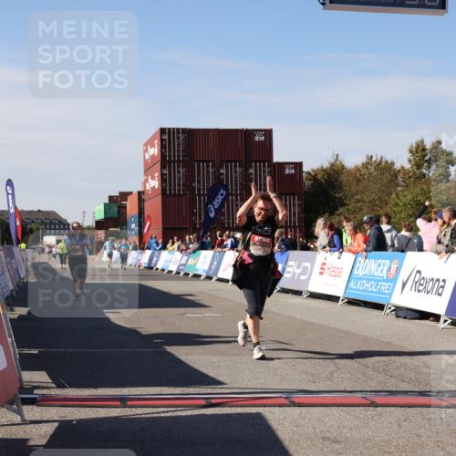 03.10.2025 - Köhlbrandbrückenlauf Lena Gebhardt http://msf.ph/oto/9079116 03.10.2025 13:44:37 Ziel 5696, 5904, 5905, 5919 meine-sportfotos.de