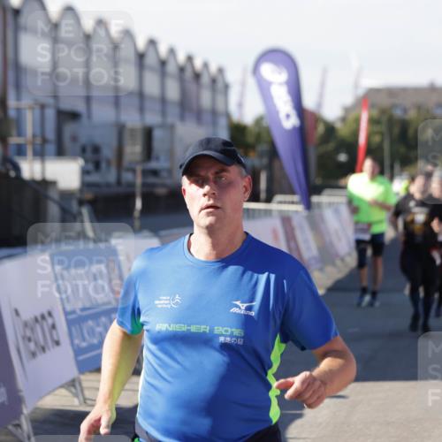03.10.2025 - Köhlbrandbrückenlauf Jannik Wohlers http://msf.ph/oto/9079122 03.10.2025 13:17:39 Ziel 4012, 4410, 4645, 4746, 4818, 5339, 5906, 5909, 6069, 6331, 6388, 6704, 6710 meine-sportfotos.de
