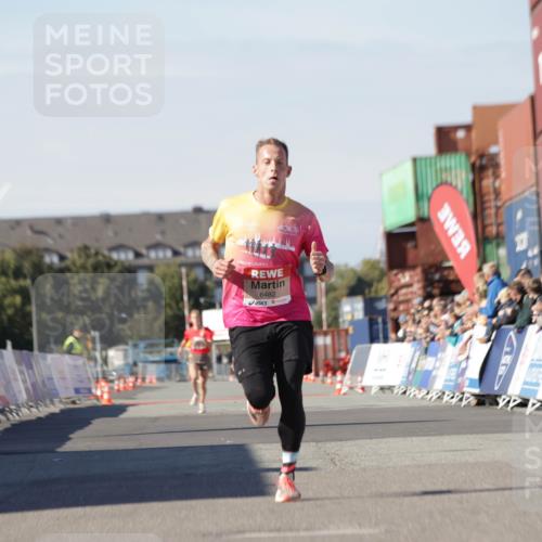 03.10.2025 - Köhlbrandbrückenlauf Jannik Wohlers http://msf.ph/oto/9079127 03.10.2025 12:49:33 Ziel 6482 meine-sportfotos.de