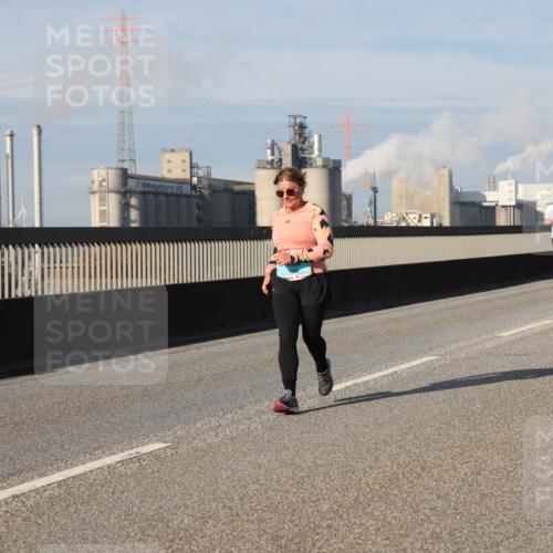 03.10.2025 - Köhlbrandbrückenlauf Lena Gebhardt http://msf.ph/oto/9079128 03.10.2025 10:03:20 Position 2  meine-sportfotos.de