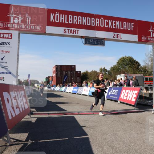 03.10.2025 - Köhlbrandbrückenlauf Lena Gebhardt http://msf.ph/oto/9079146 03.10.2025 13:44:38 Ziel 5696, 5919 meine-sportfotos.de