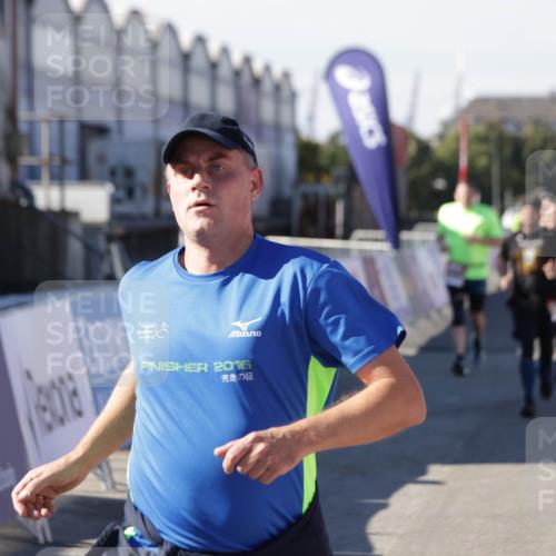 03.10.2025 - Köhlbrandbrückenlauf Jannik Wohlers http://msf.ph/oto/9079161 03.10.2025 13:17:39 Ziel 4012, 4410, 4645, 4746, 4818, 5339, 5906, 5909, 6069, 6331, 6388, 6704, 6710 meine-sportfotos.de