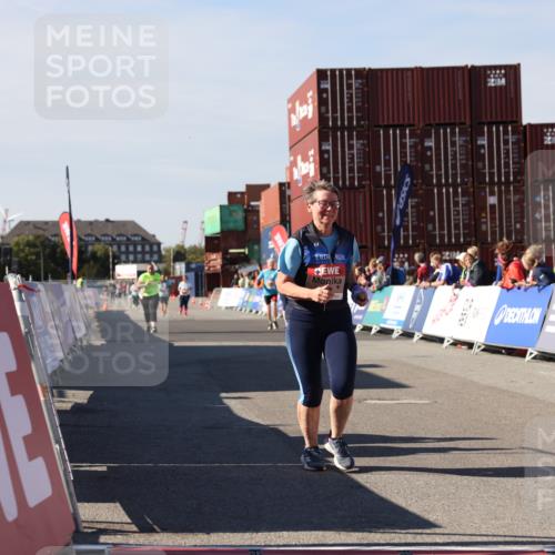 03.10.2025 - Köhlbrandbrückenlauf Lena Gebhardt http://msf.ph/oto/9079169 03.10.2025 13:44:41 Ziel 5696, 5919 meine-sportfotos.de