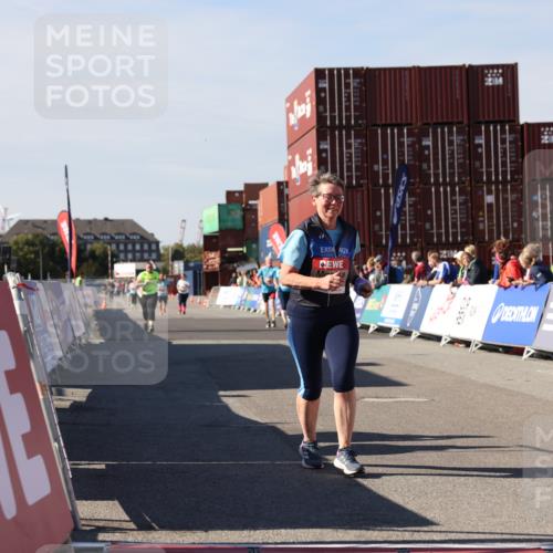 03.10.2025 - Köhlbrandbrückenlauf Lena Gebhardt http://msf.ph/oto/9079181 03.10.2025 13:44:41 Ziel 5696, 5919 meine-sportfotos.de