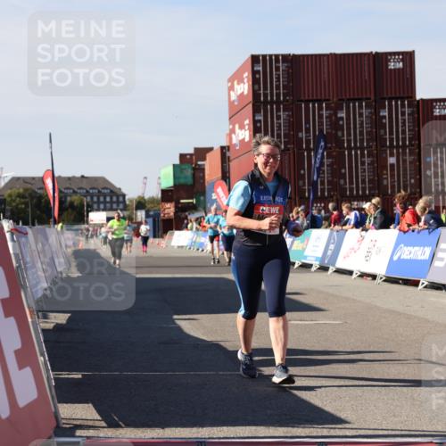 03.10.2025 - Köhlbrandbrückenlauf Lena Gebhardt http://msf.ph/oto/9079189 03.10.2025 13:44:41 Ziel 5696, 5919 meine-sportfotos.de