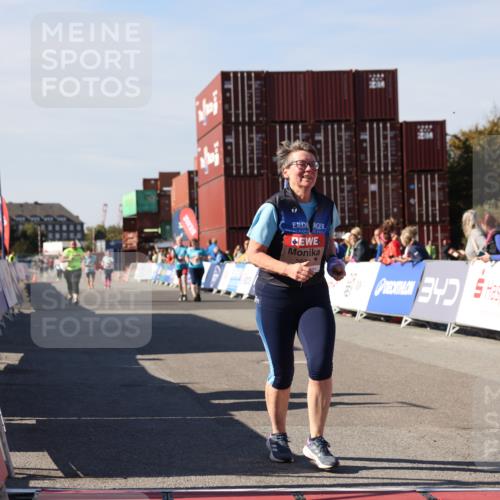 03.10.2025 - Köhlbrandbrückenlauf Lena Gebhardt http://msf.ph/oto/9079197 03.10.2025 13:44:41 Ziel 5696, 5919 meine-sportfotos.de