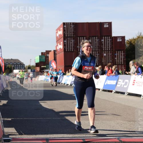 03.10.2025 - Köhlbrandbrückenlauf Lena Gebhardt http://msf.ph/oto/9079205 03.10.2025 13:44:41 Ziel 5696, 5919 meine-sportfotos.de