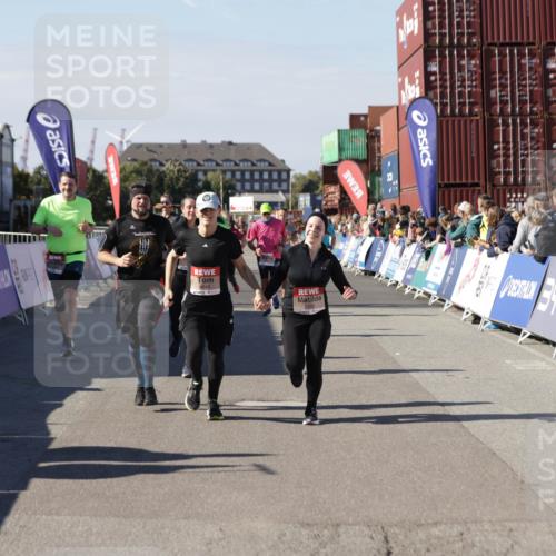 03.10.2025 - Köhlbrandbrückenlauf Jannik Wohlers http://msf.ph/oto/9079206 03.10.2025 13:17:42 Ziel 4012, 4410, 4645, 4679, 4746, 5168, 5339, 5685, 5731, 5732, 5906, 5909, 5917, 6331, 6388, 6485, 6704, 6710 meine-sportfotos.de