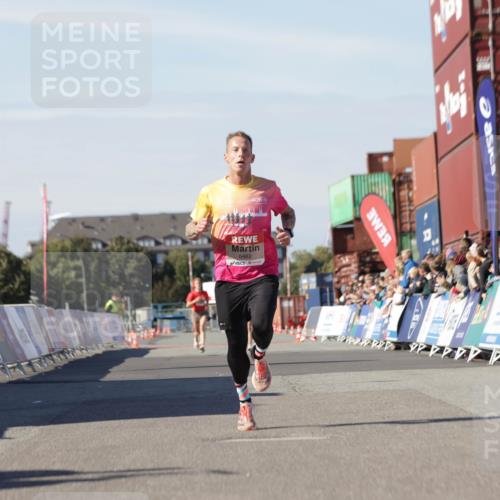 03.10.2025 - Köhlbrandbrückenlauf Jannik Wohlers http://msf.ph/oto/9079212 03.10.2025 12:49:34 Ziel 6482 meine-sportfotos.de