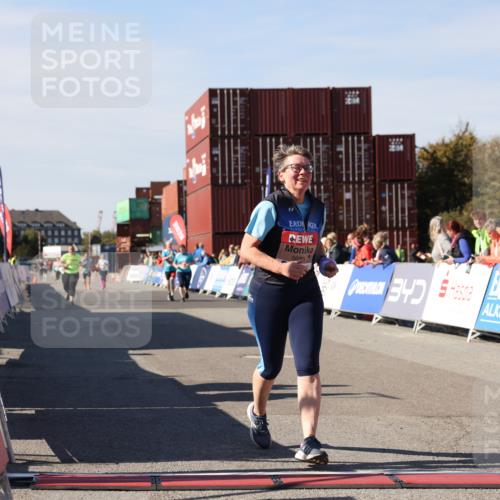 03.10.2025 - Köhlbrandbrückenlauf Lena Gebhardt http://msf.ph/oto/9079216 03.10.2025 13:44:41 Ziel 5696, 5919 meine-sportfotos.de