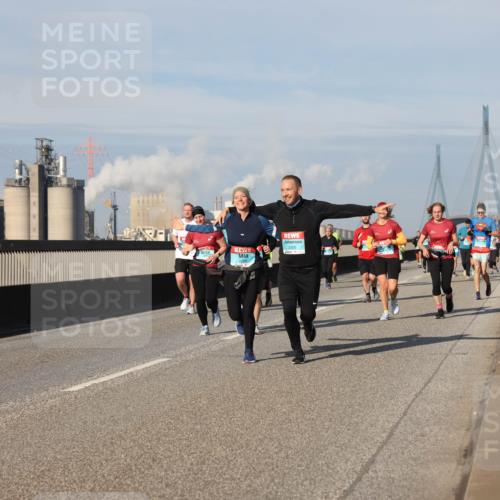 03.10.2025 - Köhlbrandbrückenlauf Lena Gebhardt http://msf.ph/oto/9079222 03.10.2025 10:03:24 Position 2 2300, 2298 meine-sportfotos.de