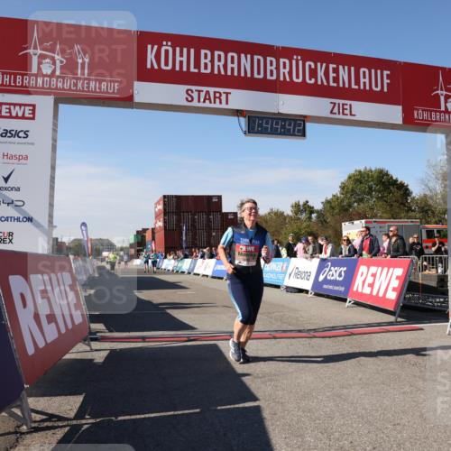 03.10.2025 - Köhlbrandbrückenlauf Lena Gebhardt http://msf.ph/oto/9079224 03.10.2025 13:44:42 Ziel 5696, 5919 meine-sportfotos.de