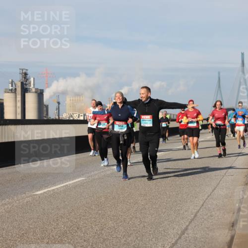 03.10.2025 - Köhlbrandbrückenlauf Lena Gebhardt http://msf.ph/oto/9079229 03.10.2025 10:03:24 Position 2 2300 meine-sportfotos.de