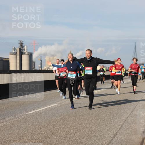 03.10.2025 - Köhlbrandbrückenlauf Lena Gebhardt http://msf.ph/oto/9079237 03.10.2025 10:03:24 Position 2 2298, 2300 meine-sportfotos.de