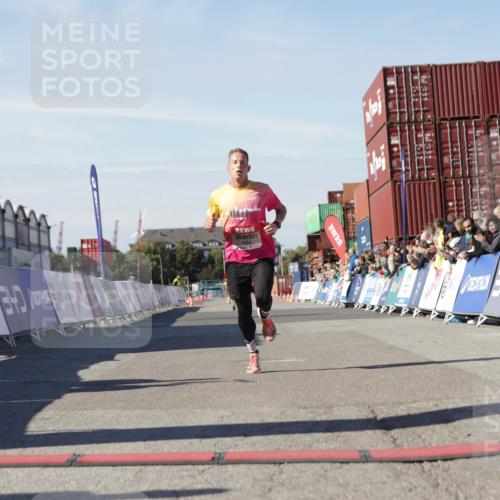 03.10.2025 - Köhlbrandbrückenlauf Jannik Wohlers http://msf.ph/oto/9079240 03.10.2025 12:49:34 Ziel 6482 meine-sportfotos.de