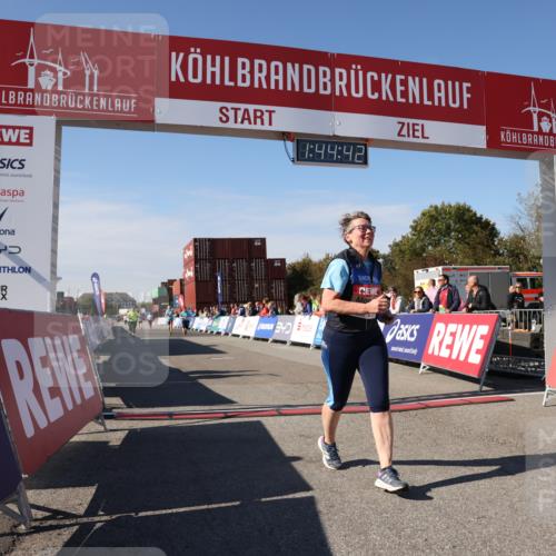 03.10.2025 - Köhlbrandbrückenlauf Lena Gebhardt http://msf.ph/oto/9079250 03.10.2025 13:44:43 Ziel 5696, 5919 meine-sportfotos.de