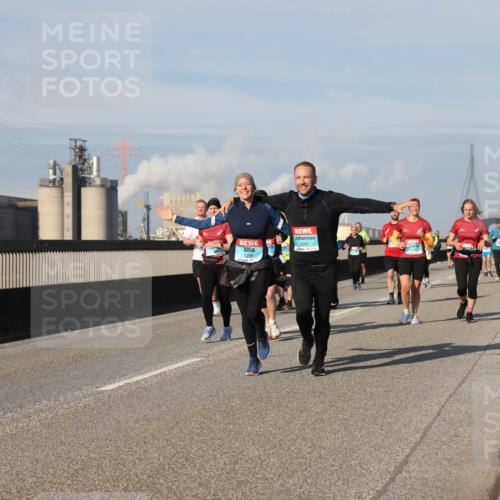 03.10.2025 - Köhlbrandbrückenlauf Lena Gebhardt http://msf.ph/oto/9079254 03.10.2025 10:03:24 Position 2 2300, 2298 meine-sportfotos.de