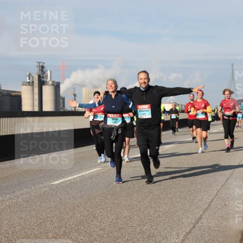 03.10.2025 - Köhlbrandbrückenlauf Lena Gebhardt http://msf.ph/oto/9079259 03.10.2025 10:03:24 Position 2 2298, 2300 meine-sportfotos.de