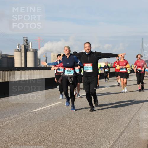 03.10.2025 - Köhlbrandbrückenlauf Lena Gebhardt http://msf.ph/oto/9079263 03.10.2025 10:03:24 Position 2 1133, 1, 2300, 2298 meine-sportfotos.de