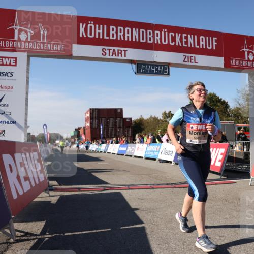 03.10.2025 - Köhlbrandbrückenlauf Lena Gebhardt http://msf.ph/oto/9079265 03.10.2025 13:44:43 Ziel 5696, 5919 meine-sportfotos.de