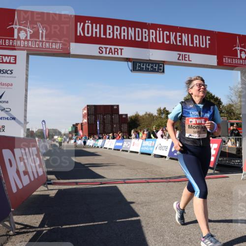 03.10.2025 - Köhlbrandbrückenlauf Lena Gebhardt http://msf.ph/oto/9079275 03.10.2025 13:44:43 Ziel 5696, 5919 meine-sportfotos.de