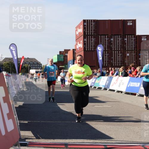 03.10.2025 - Köhlbrandbrückenlauf Lena Gebhardt http://msf.ph/oto/9079285 03.10.2025 13:44:51 Ziel 5696, 5932, 6542, 6546 meine-sportfotos.de